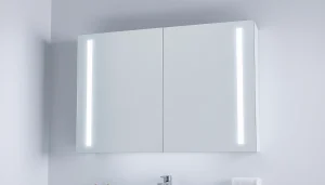 Praktischer spiegelschrank led mit sanfter Beleuchtung für modernes Badezimmer.